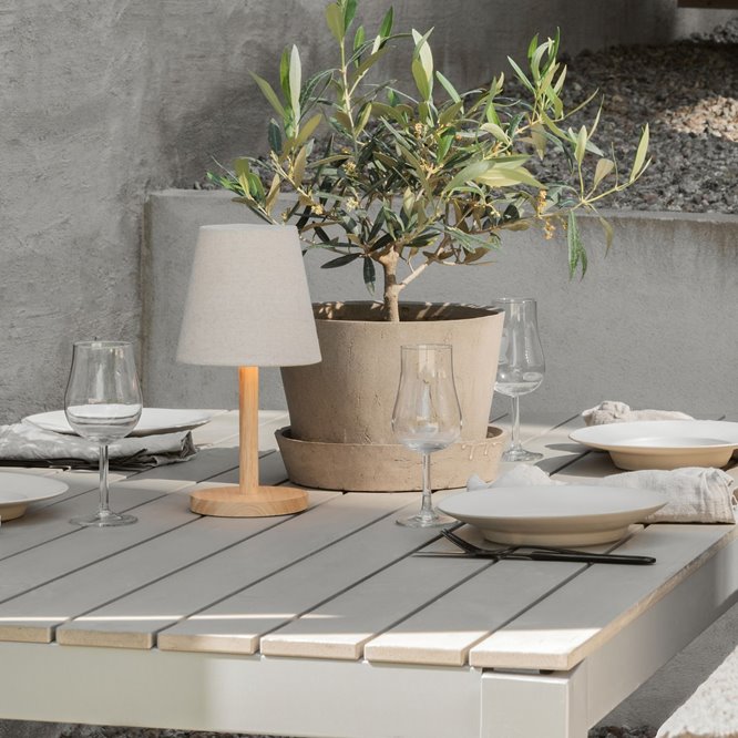 Bezprzewodowa lampka stołowa drewniana zewnętrzna